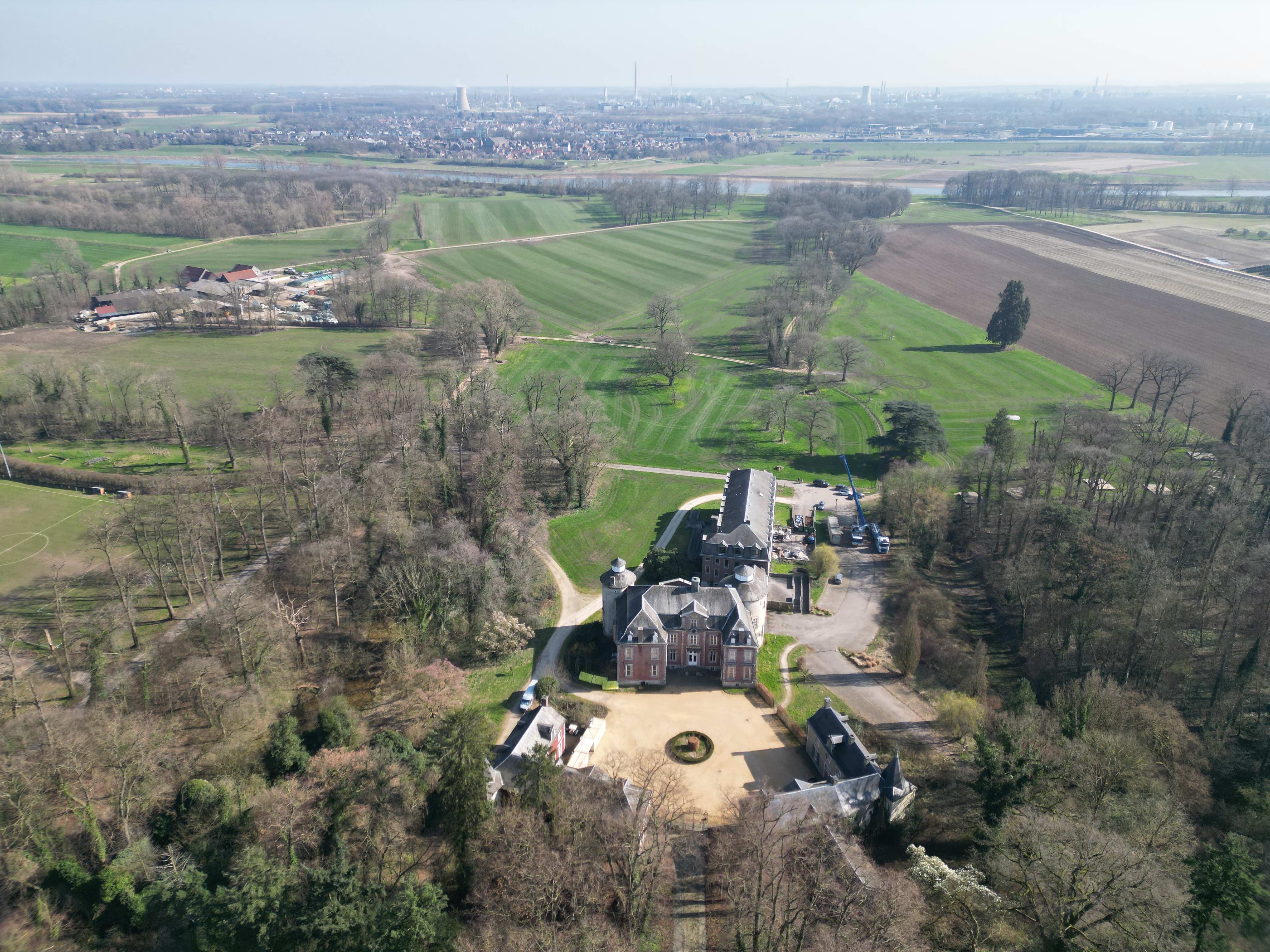 Het kasteel Vilain XIIII en de omliggende botanische bomen ©VLM dronebeelden ​