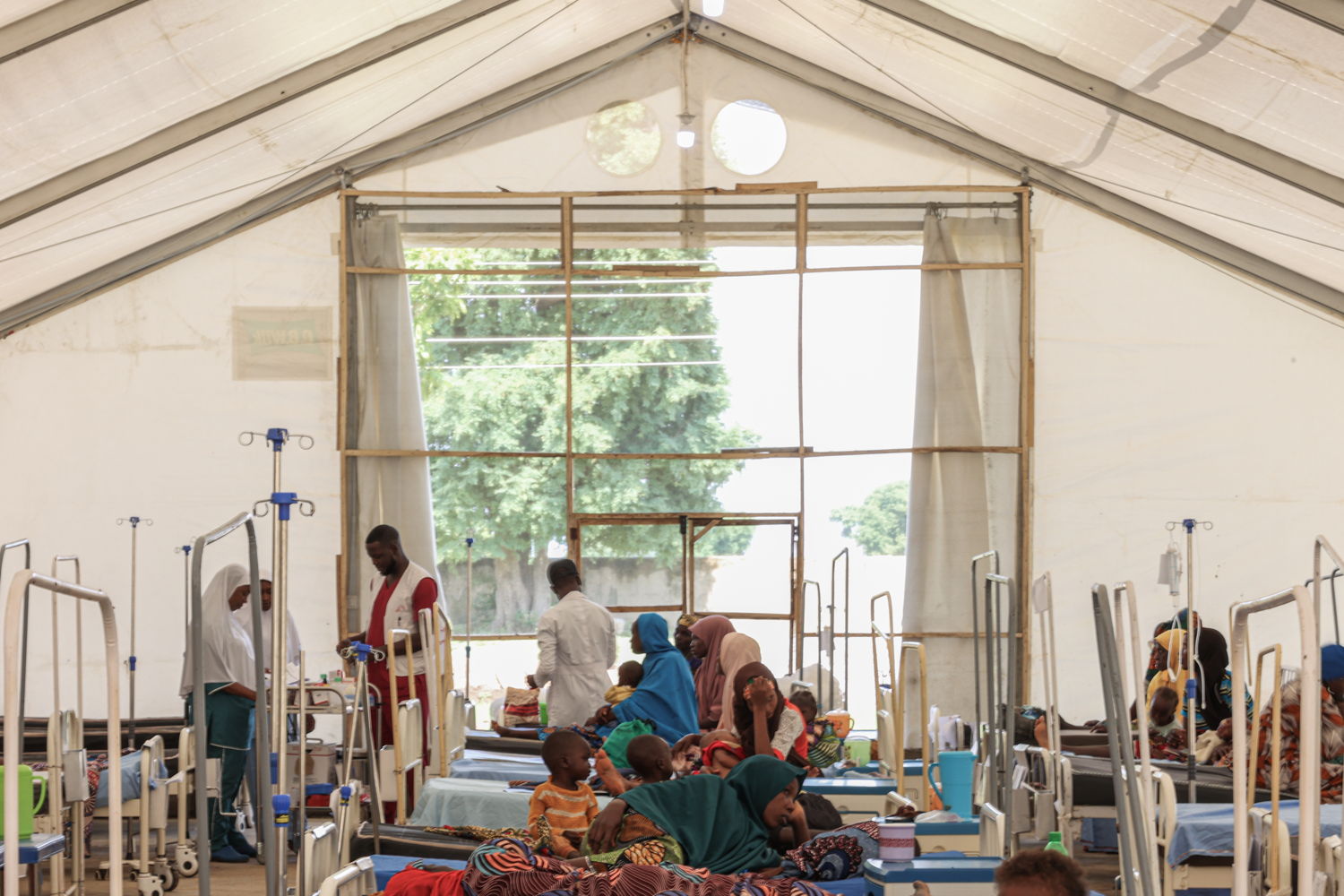 Miguel Godonou/MSF - 15 juli 2024 - Deze tent is een uitbreiding van fase 1 (stabilisatiefase) in het ITFC (Intensive Therapeutic Feeding Center) Ganjuwa-ziekenhuis.