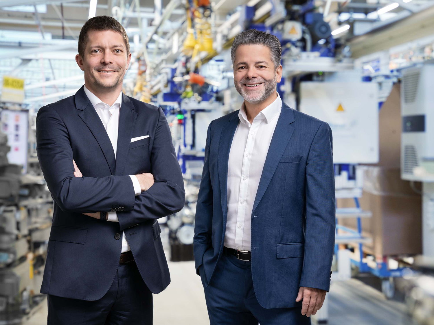 Dr.-Ing. Simon Thierfelder und Robert Hapfelmeier am Motoren-Montageband der Hatz H-Serie