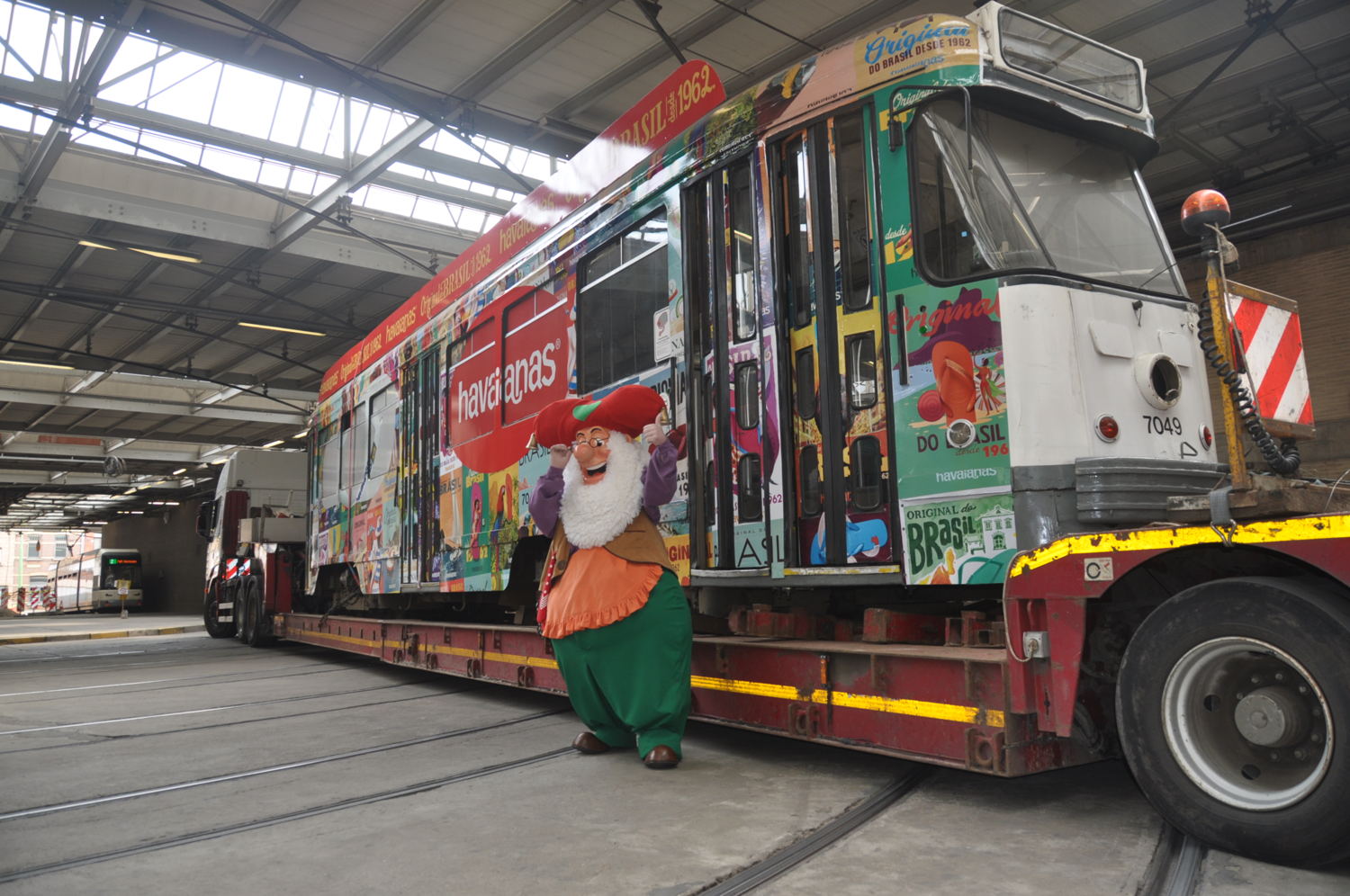 Kabouter Plop voor de PCC-tram die een tweede leven krijgt in het Duitse Holiday Park van Plopsa Group. (foto: De Lijn)