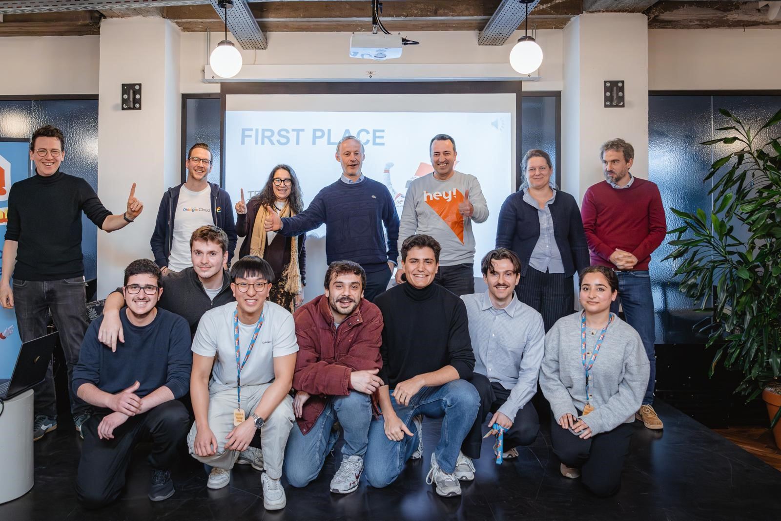 Team 5 mag als winnaar van de hey! hackathon de AI van morgen vormgeven
