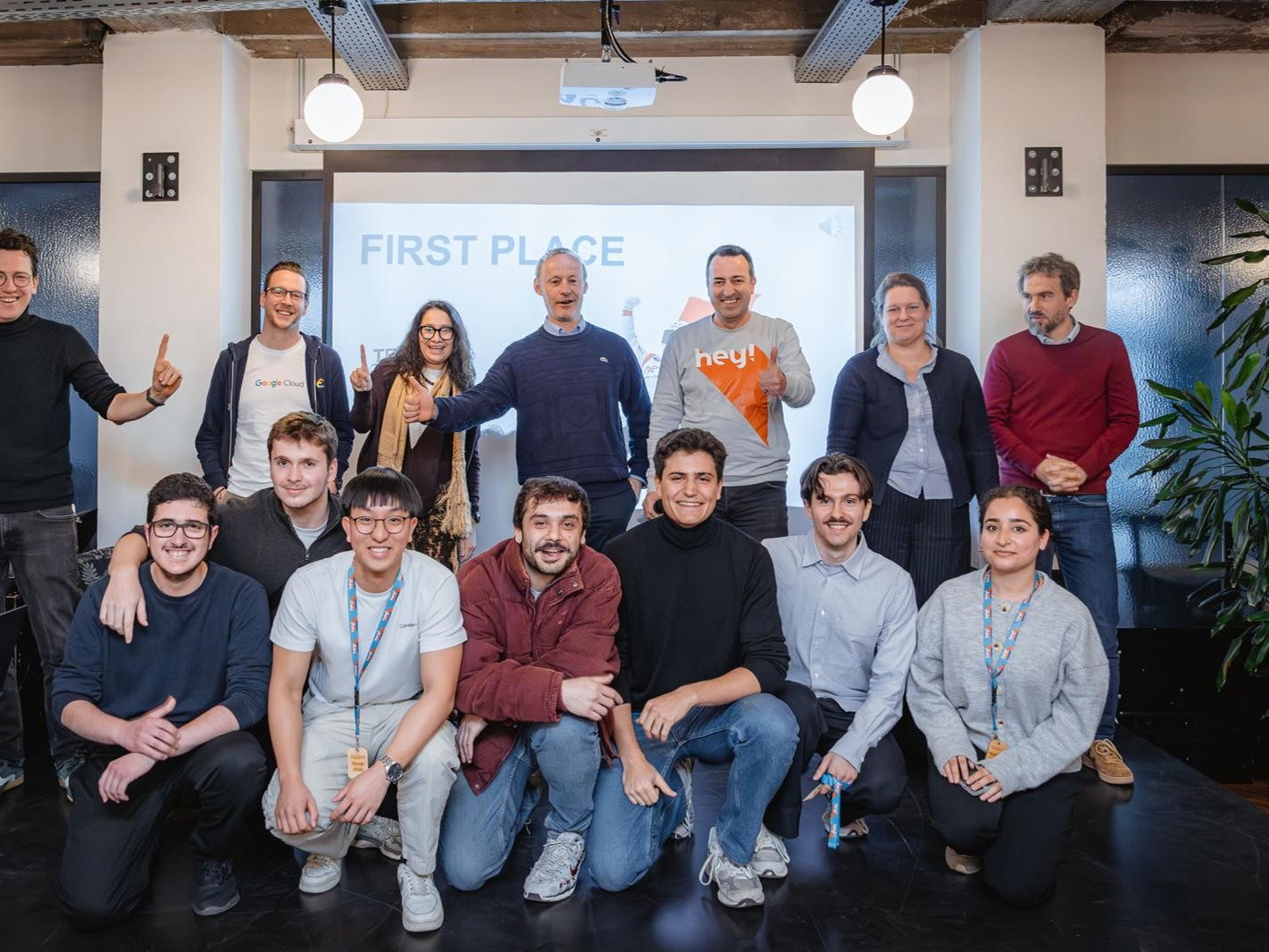 Team 5 mag als winnaar van de hey! hackathon de AI van morgen vormgeven