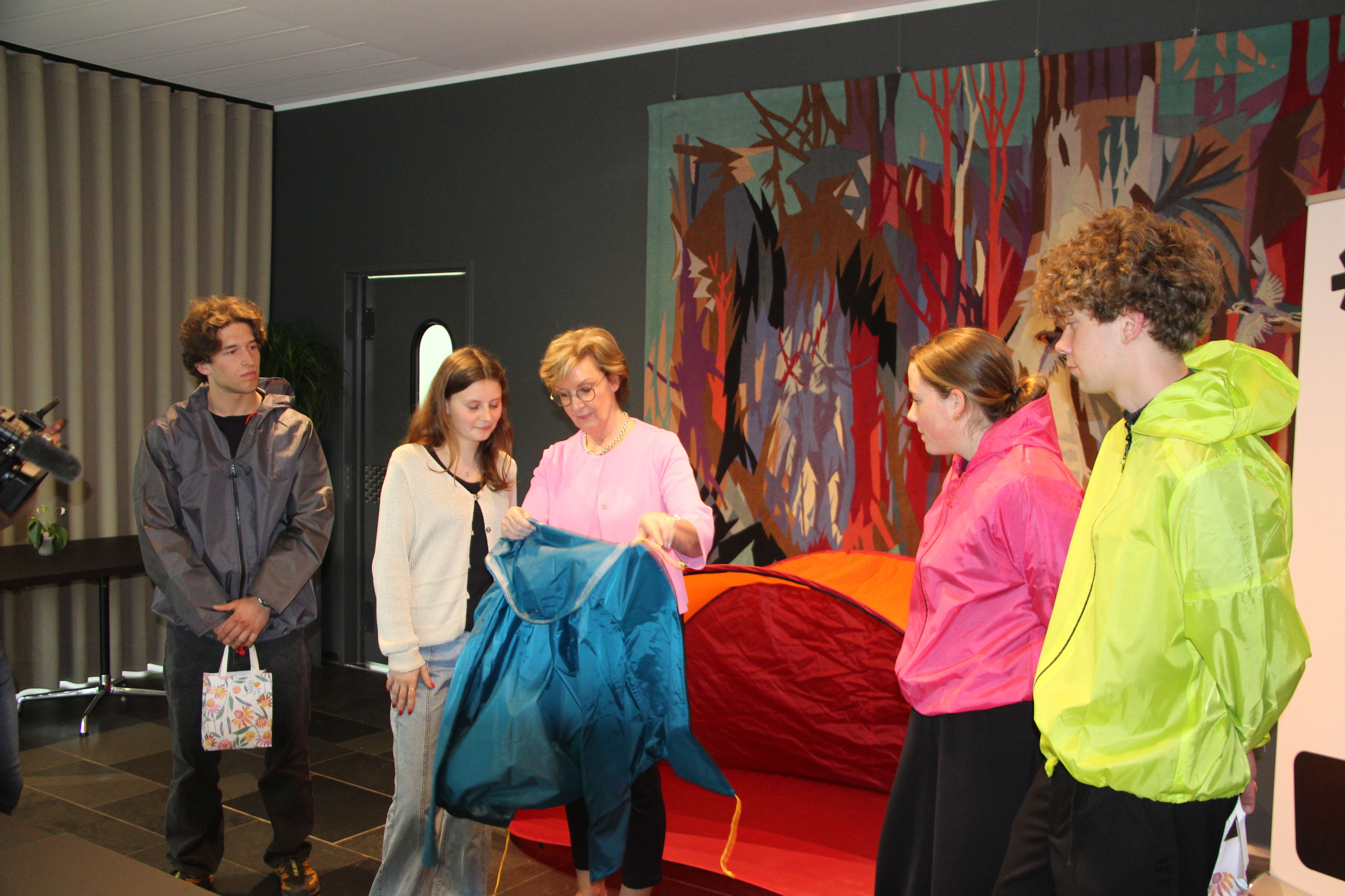 Op 6 mei werden de leerlingen van de mini-onderneming ZIP gehuldigd door gedeputeerde Ann Schevenels. Ze maken van 'afgedankte' tenten regenjassen en wonnen zo de circulaire Mini Star Award.