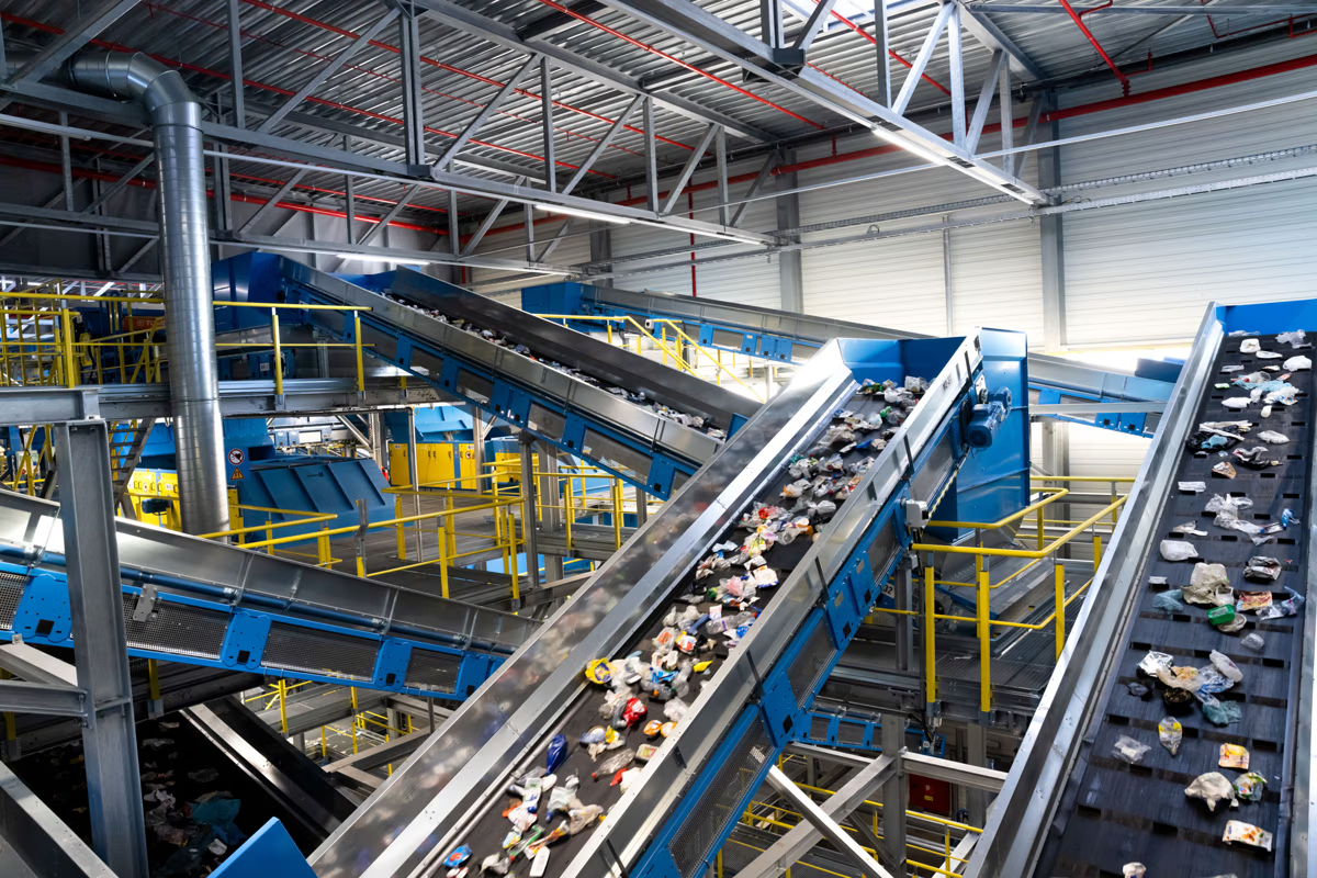 In de 6 PMD-sorteercentra worden de verpakkingen uit blauwe zak per materiaalsoort gesorteerd voor recyclage.