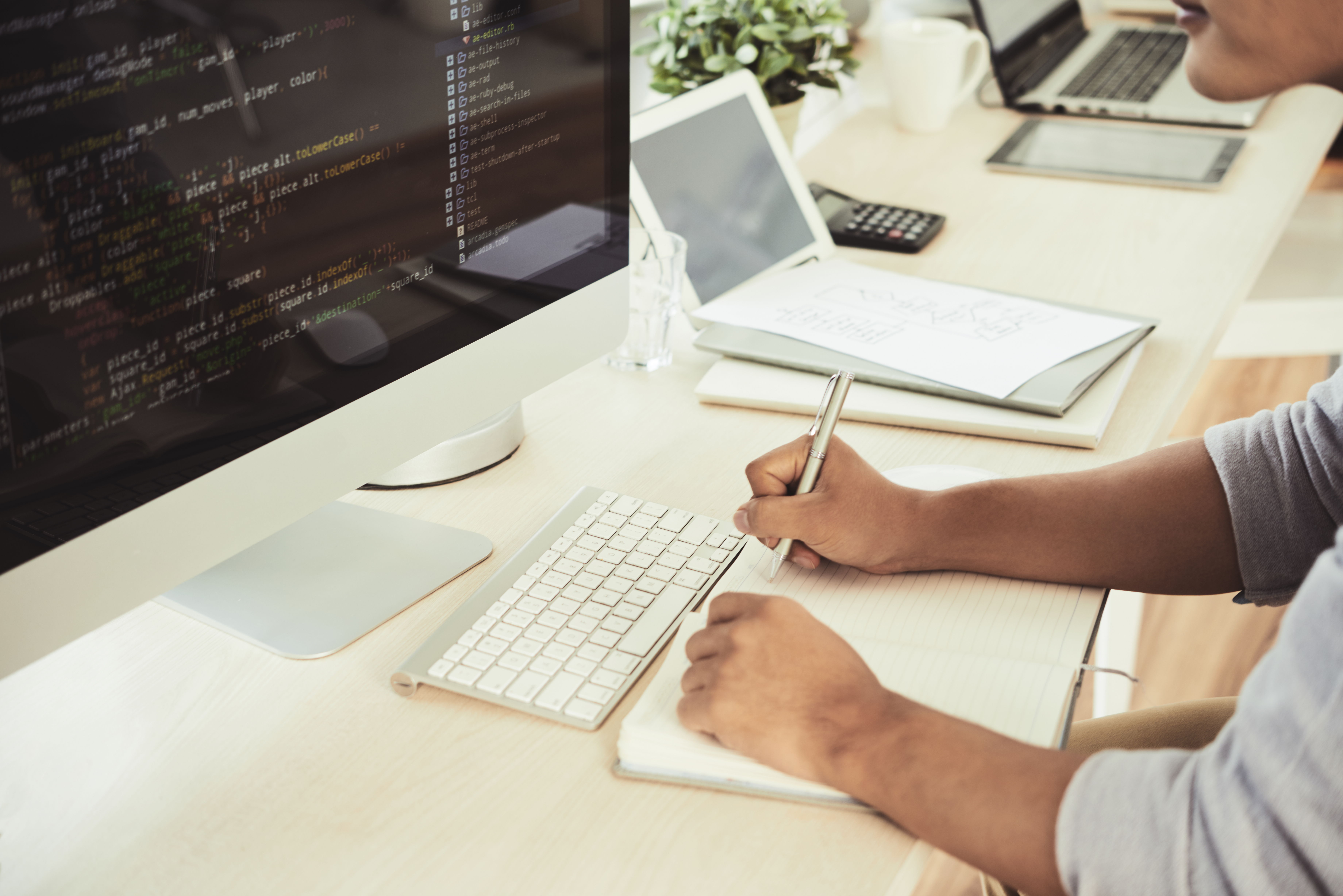 Los requisitos para aplicar a las becas son residir en AMBA o Concordia (Entre Ríos) y contar con computadora con cámara y conectividad de alta velocidad