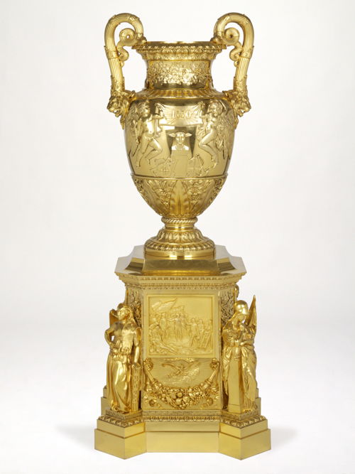 Vase „Lafayette”, eine monumentale französische Vase aus vergoldetem Silber, Paris, 1830-1835 © Die Rosalinde und Arthur Gilbert-Sammlung, als langfristige Leihgabe im Museum Victoria and Albert in London