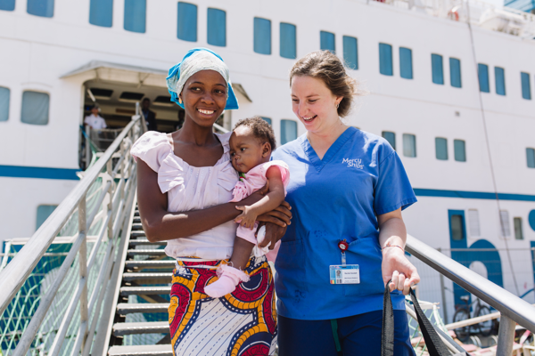 Mercy Ships feiert den 100.000. operativen Eingriff an Bord des größten privaten Hospitalschiffes der Welt