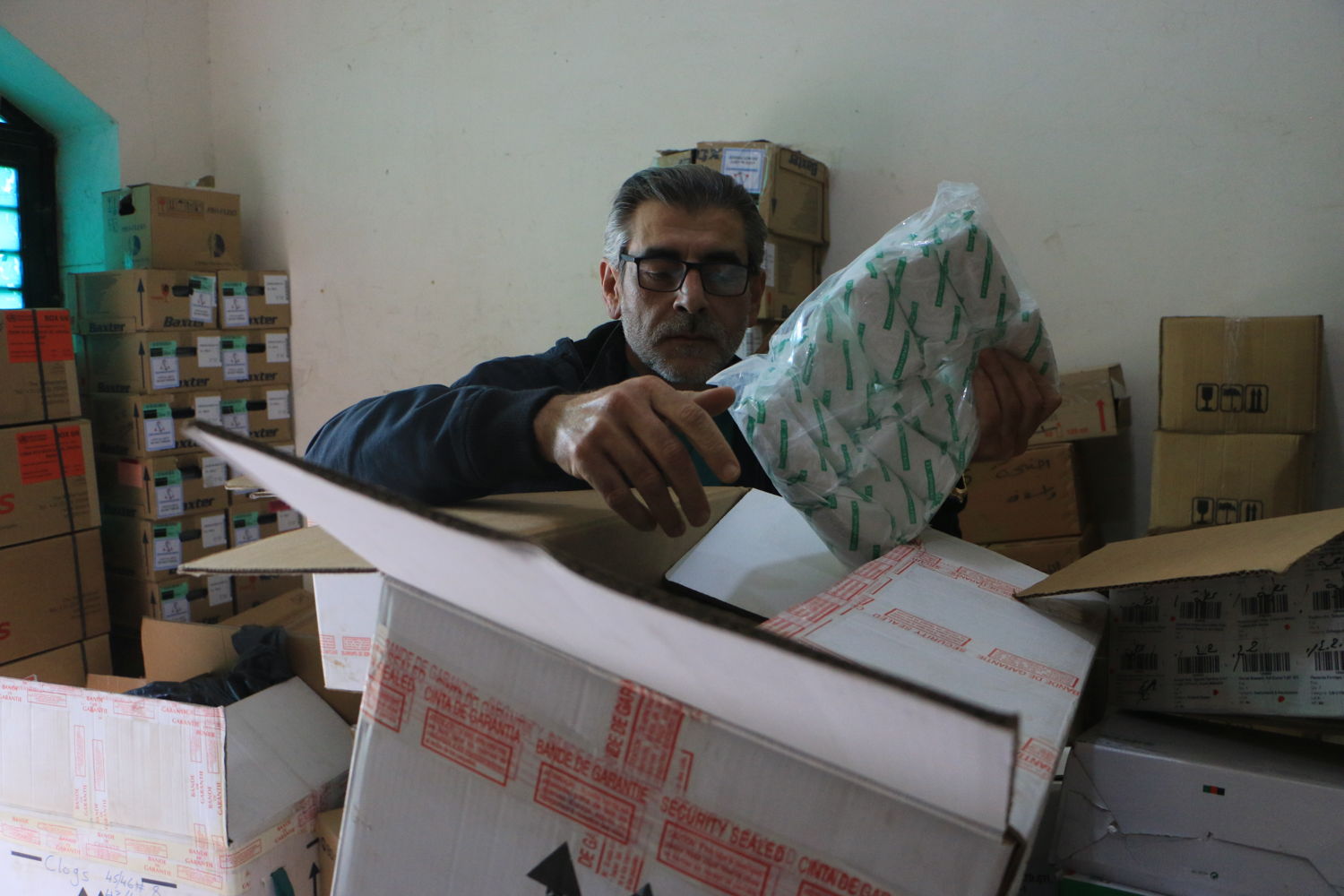 Title: MSF response to the earthquakes through Atmeh Hospital Copyright: Abdul Majeed Al Qareh Countries: Syria Date taken / Date Recorded: 11 February, 2023 Caption / Description: Dr. Samih Kaddour, in Aqrabat hospital on February 11, 2023. MSF teams made donations to this hospital and others following the earthquakes.