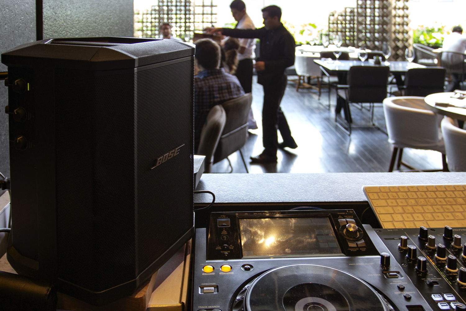 Bose S1 Pro en la cabina de DJ de Sonora Grill Prime