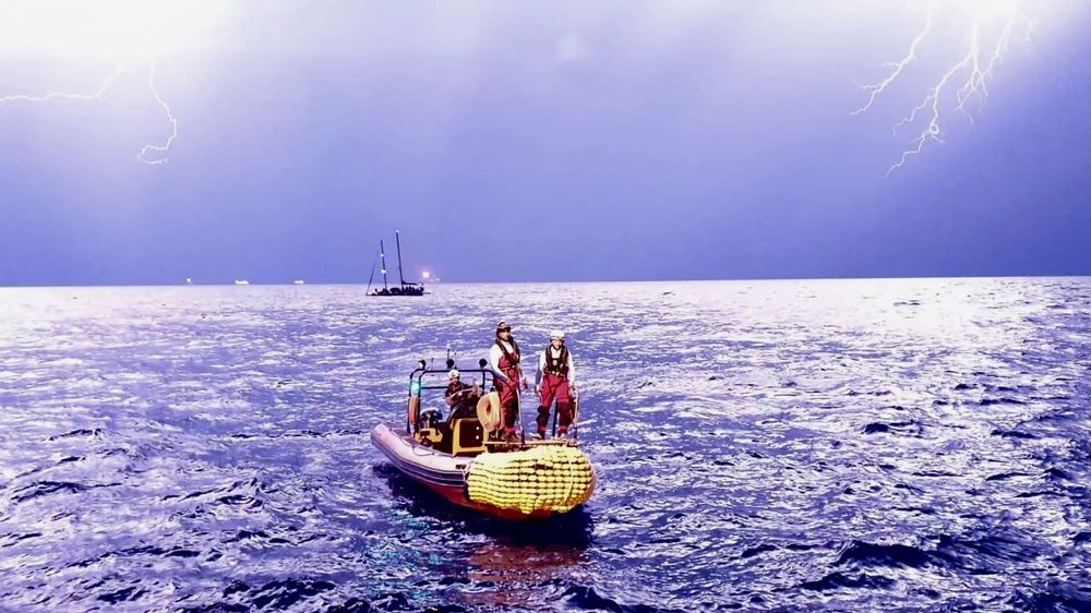 Momento del traslado de las personas rescatadas desde el velero Josefa al Ocean Viking © Hannah Wallace Bowman/MSF. 