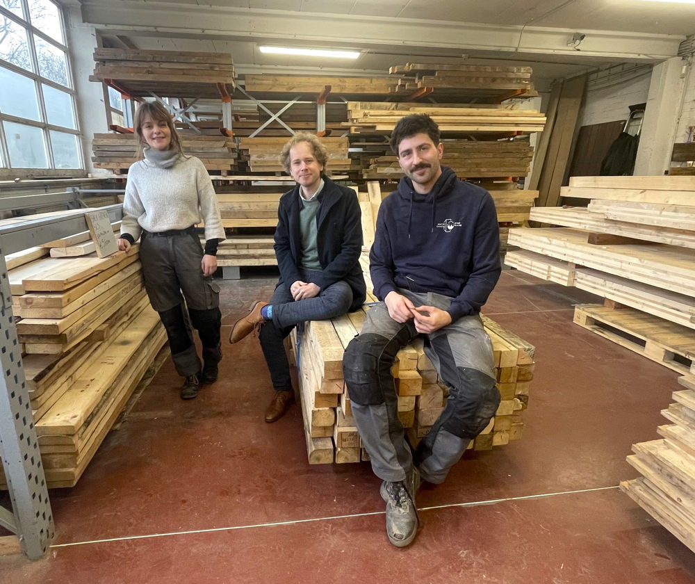 v.l.n.r. links: Eva Soetaert van Atelier Circuler, schepen Thomas Van Oppens van stad Leuven,  August Smessaert van Atelier Circuler.