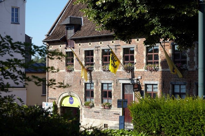 De erfgoedwandeling ‘Overijse anders bekeken’ toont Overijse in al zijn facetten: van een 17de -eeuwse patriciërswoning tot een modern administratief centrum in een voormalige graanmaalderij. Laat je meevoeren door de verhalen van Justius Lipsius en ga zeker ook een kijkje nemen in het bezoekerscentrum Dru!f waar je alle troeven van het mooie Overijse kan ontdekken. De erfgoedwandeling ‘Overijse anders bekeken’ toont Overijse in al zijn facetten: van een 17de -eeuwse patriciërswoning tot een modern administratief centrum in een voormalige graanmaalderij. Laat je meevoeren door de verhalen van Justius Lipsius en ga zeker ook een kijkje nemen in het bezoekerscentrum Dru!f waar je alle troeven van het mooie Overijse kan ontdekken.