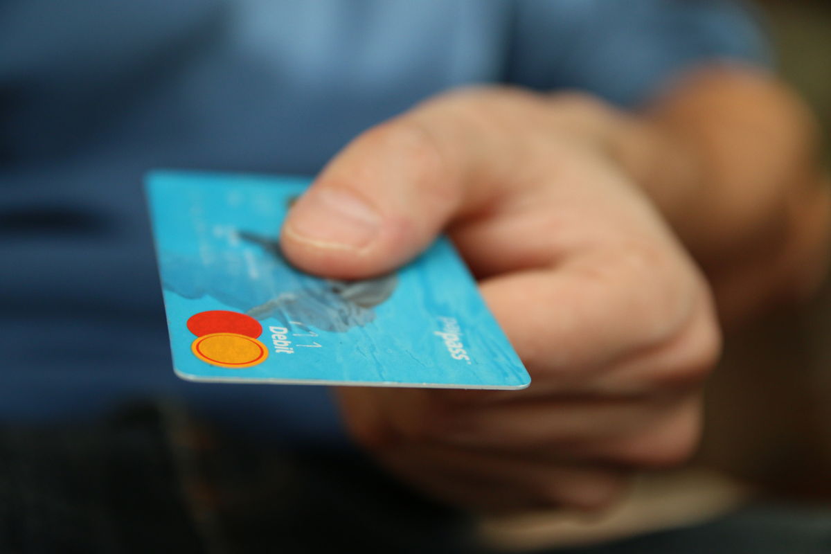 ¿Comprar a plazos con tarjeta de débito? ya es posible en México con este método de pago
