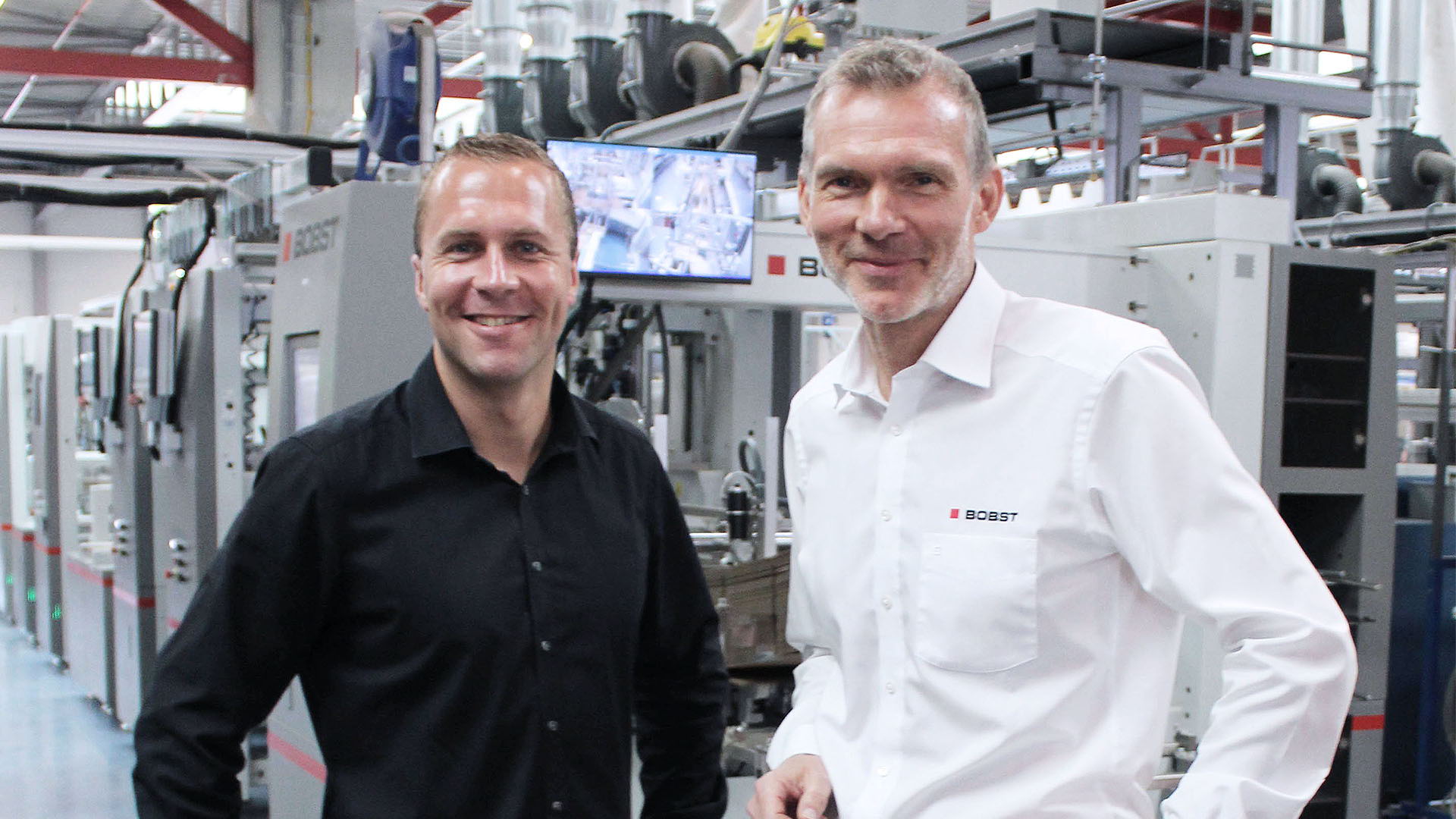 WELLSTAR Operations Manager Sebastian Würth (left) and Michael Linden from Bobst Meerbusch with the e-commerce version of the BOBST EXPERTFOLD 165