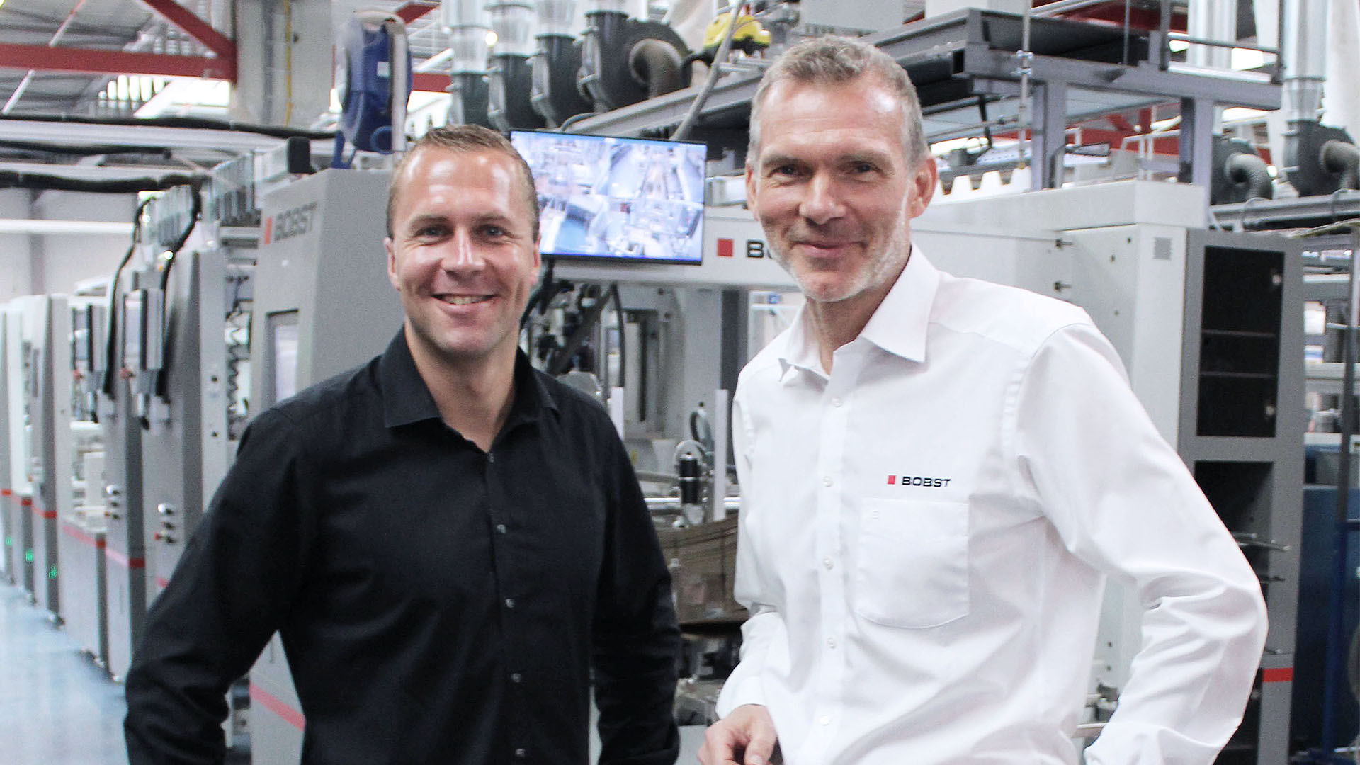 Sebastian Würth (à gauche), responsable des opérations WELLSTAR, et Michael Linden de Bobst Meerbusch avec la version e-commerce de la BOBST EXPERTFOLD 165