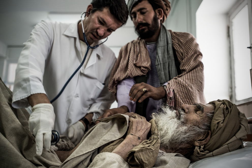 "Muchos afganos se tienen que jugar la vida para acceder a los servicios médicos"