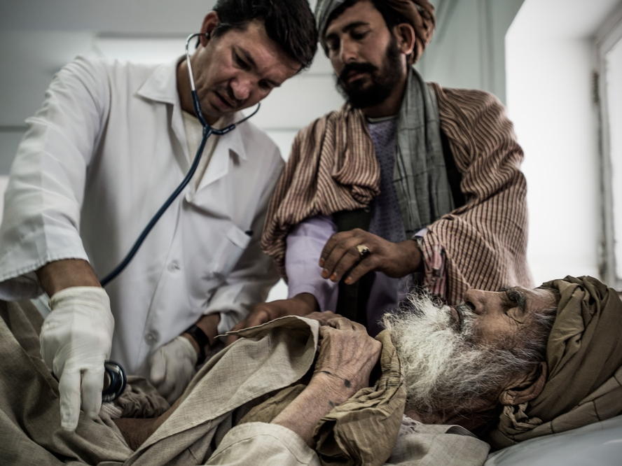 "Muchos afganos se tienen que jugar la vida para acceder a los servicios médicos"