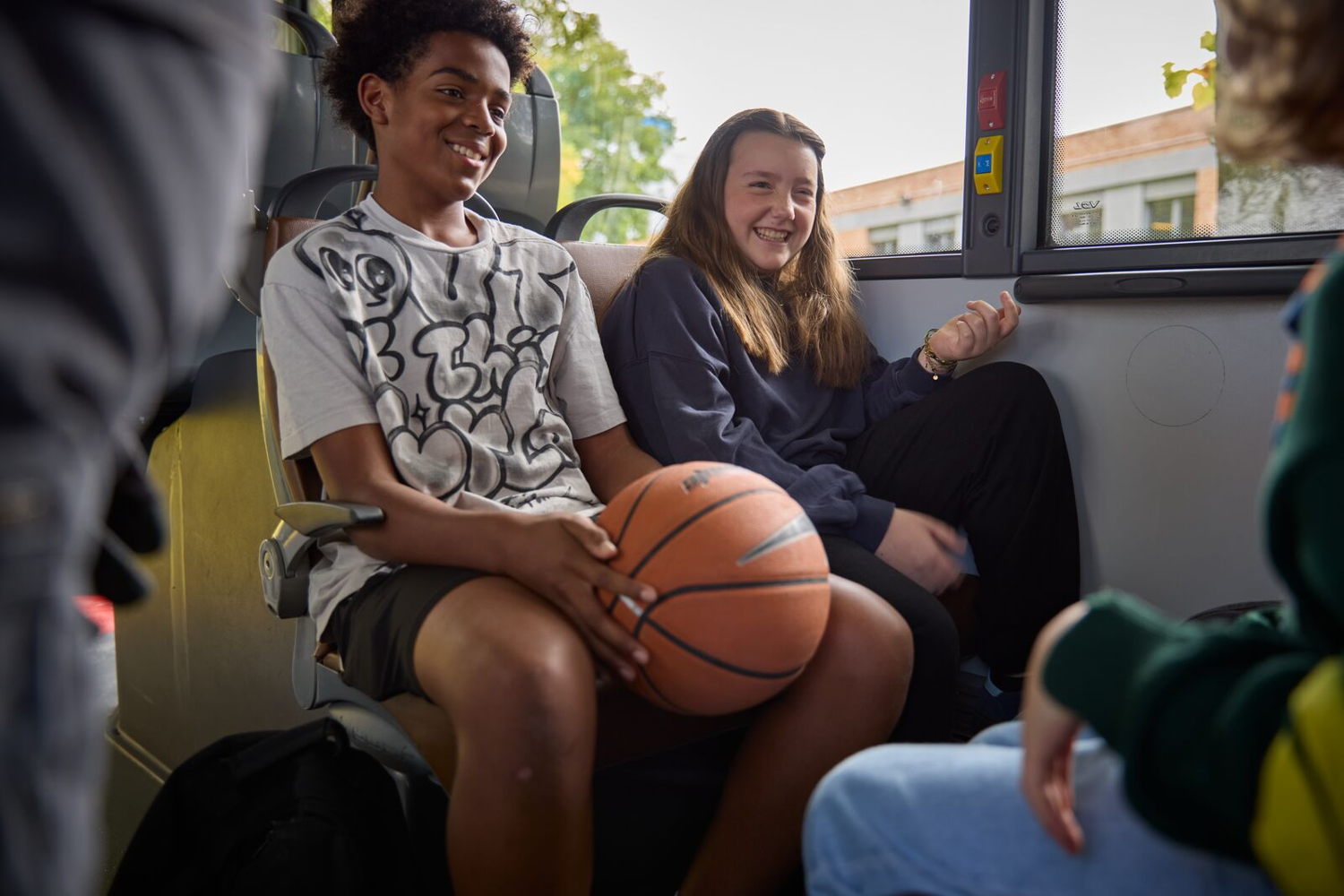 Jongeren in de bus