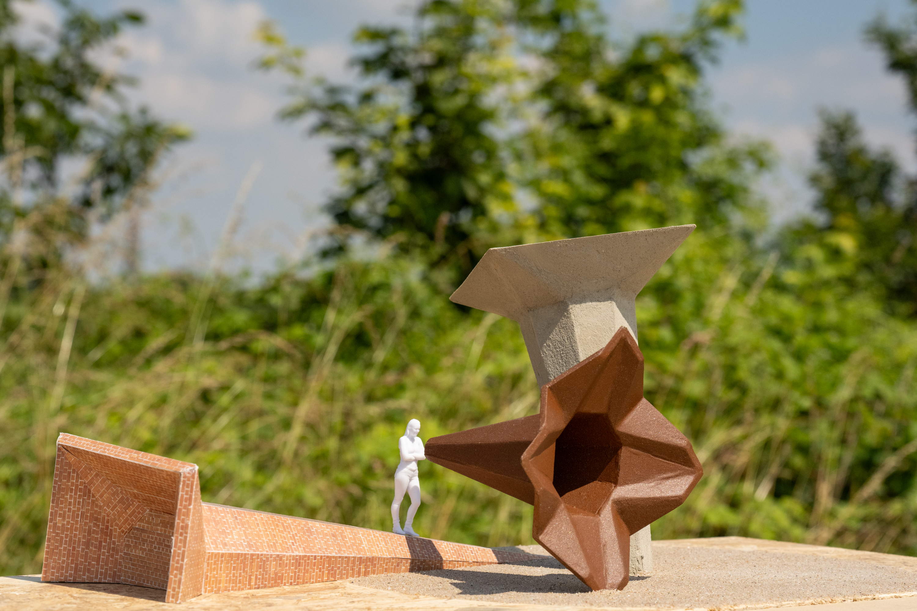 Kunst an der Maas bringt drei Kirchtürme ans Maasufer in Maaseik