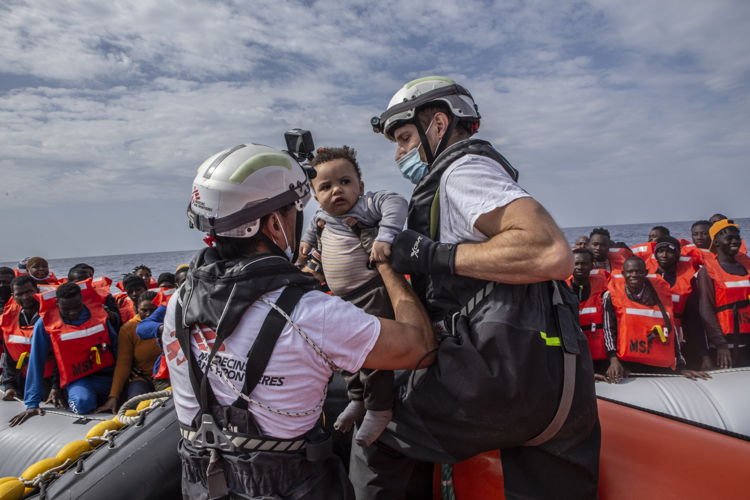 Ongeveer 200 mensen van twee boten in nood werden op 9 mei 's ochtends gered. (c) Anna Pantelia/MSF 