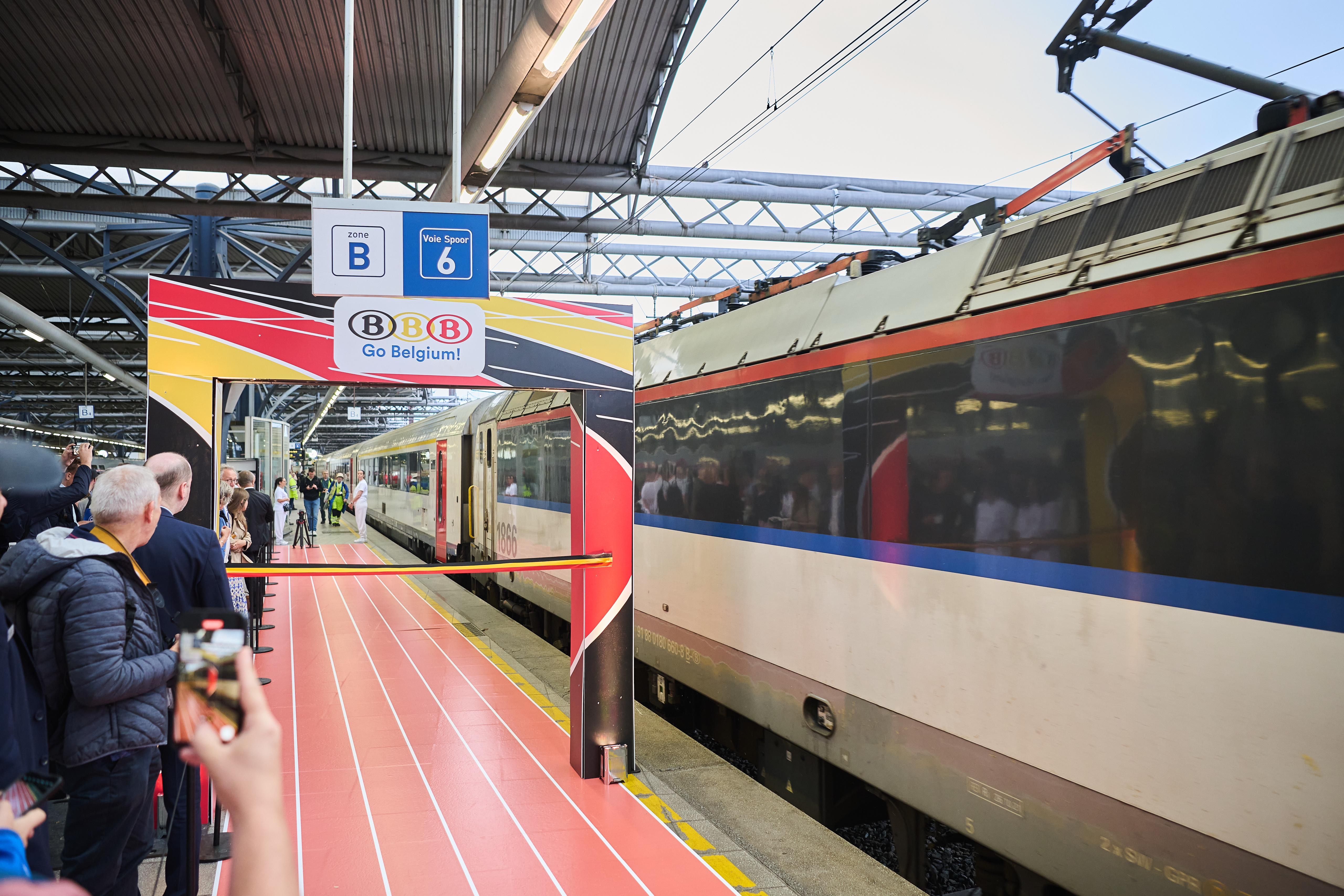 Le train Eurocity au départ de la gare de Bruxelles-Midi.