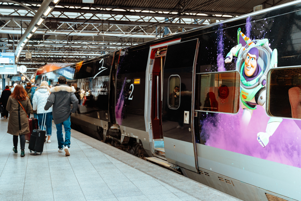 Nouveau : pour célébrer le lancement de sa prochaine liaison vers Marne-la-Vallée, Thalys habille une de ses rames aux couleurs des plus grands héros Disney