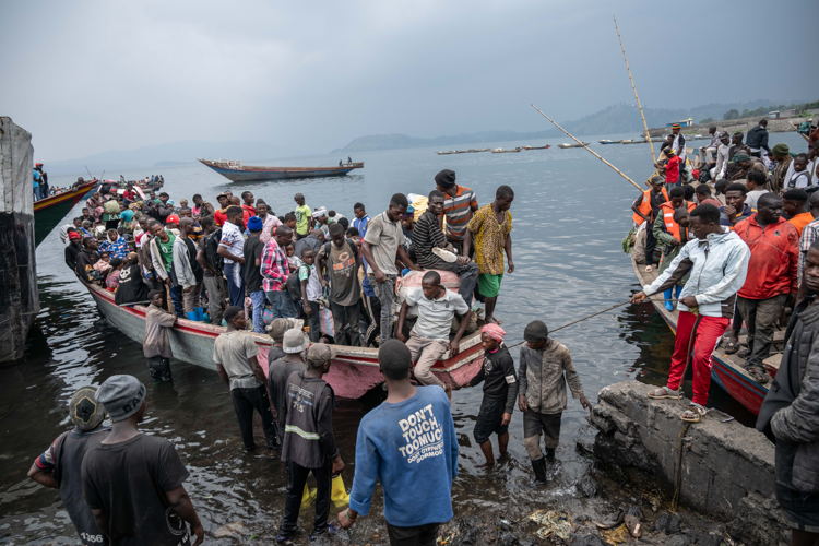 People arriving at the Kituku Port in Goma. They are fleeing the ongoing fightings in North and South Kivu. Copyright: Moses Sawasawa 