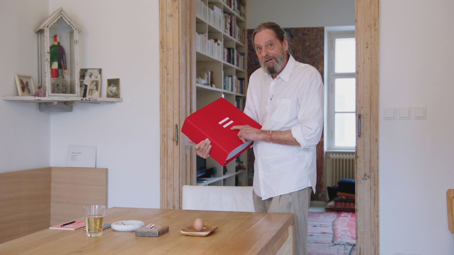 Ulay met album Canvasconnectie - (c) VRT