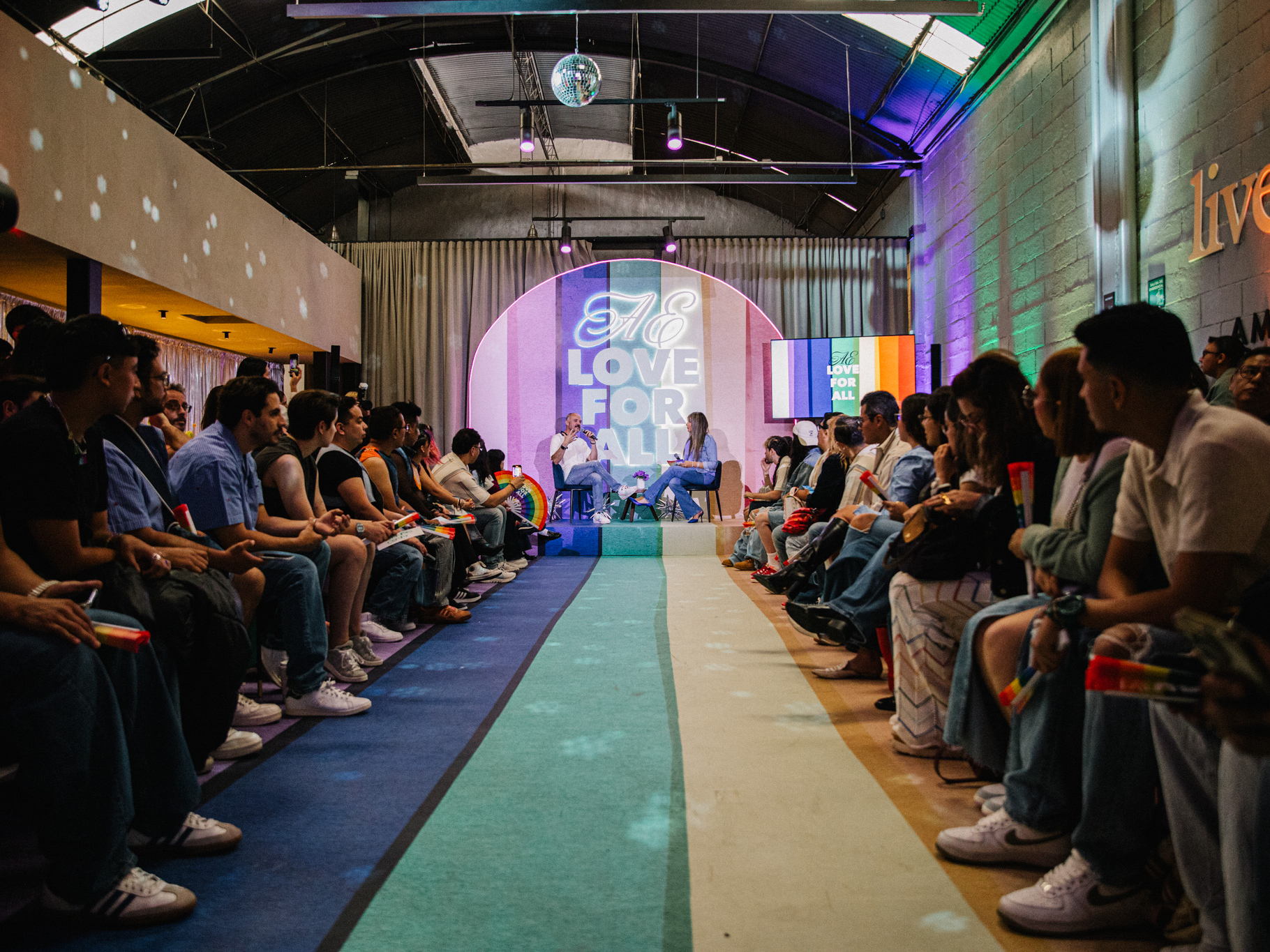 American Eagle Celebra el Orgullo con Moda e Inclusión en el Evento