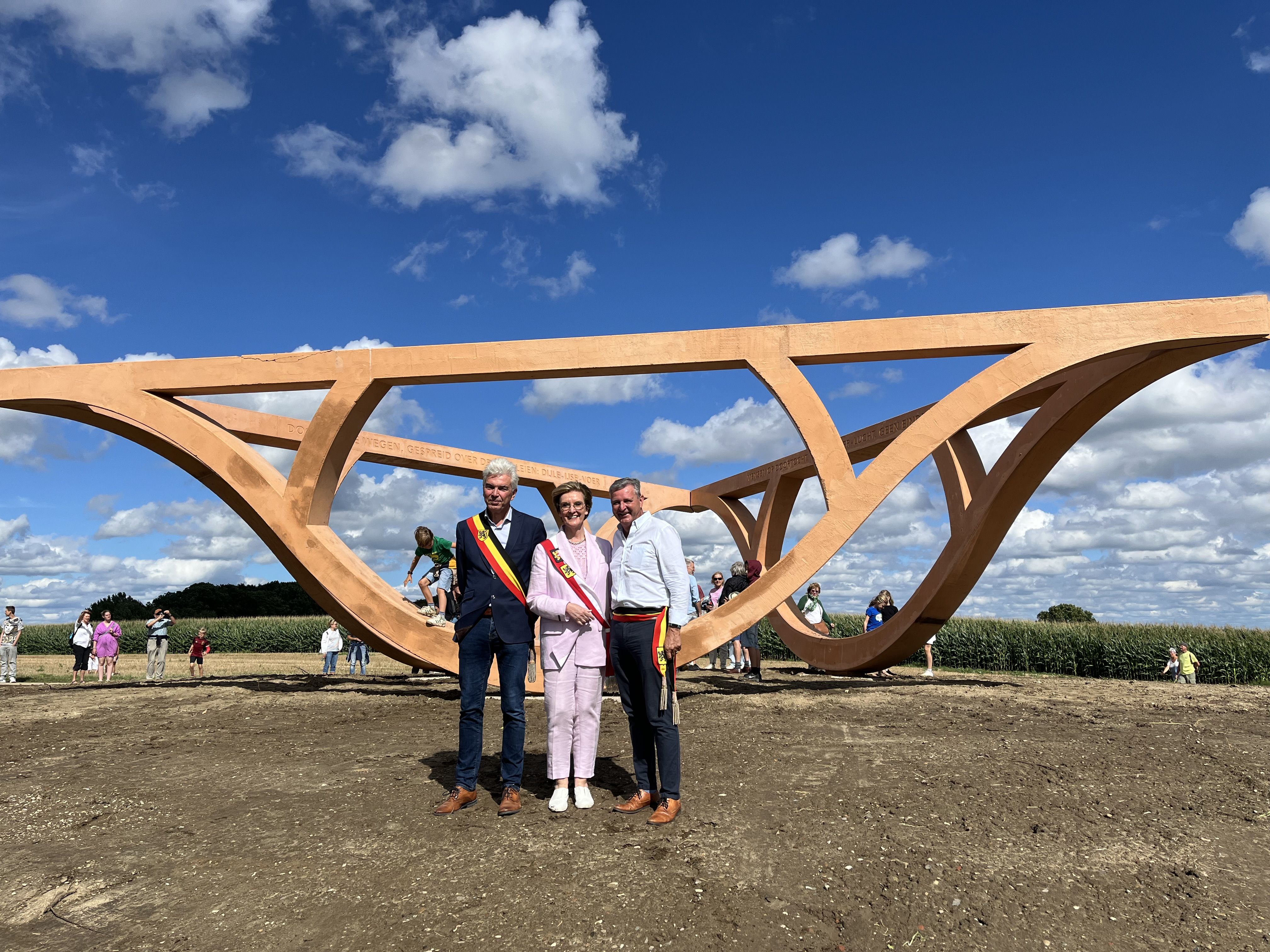 Op 8 oktober werd het kunstwerk 'Ooghoogte' op het Plateau van Duisburg ingehuldigd.