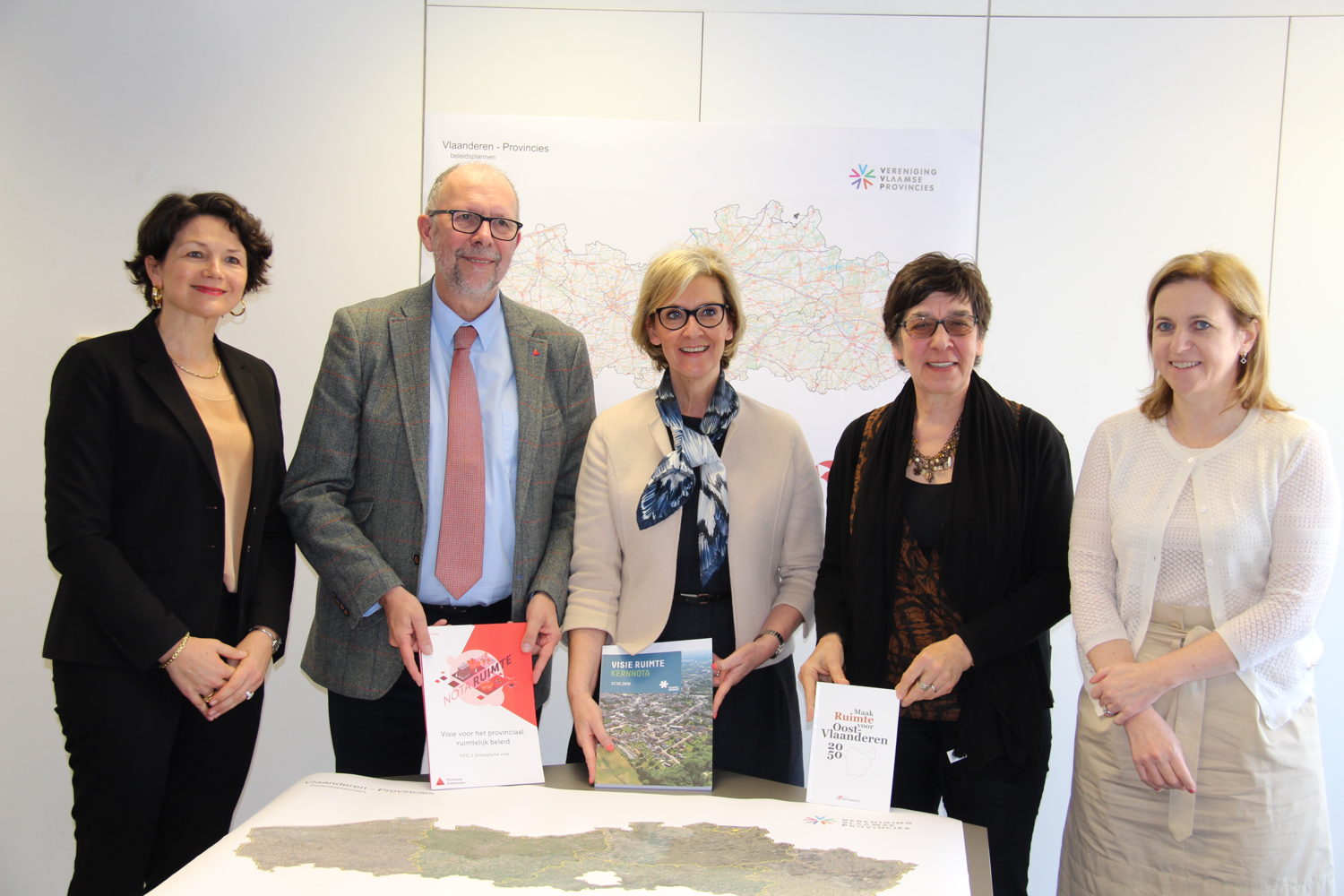 vlnr: gedeputeerden Sabien Lahaye-Battheu, Luk Lemmens, Ann Schevenels, Annemie Charlier, Inge Moors