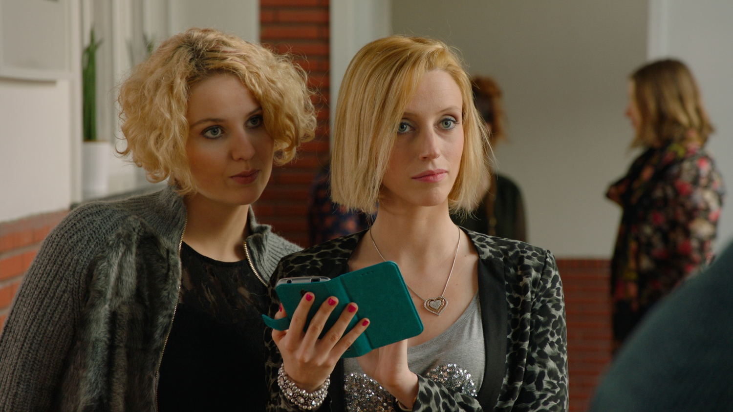 Jessica en Tamara (c) VRT