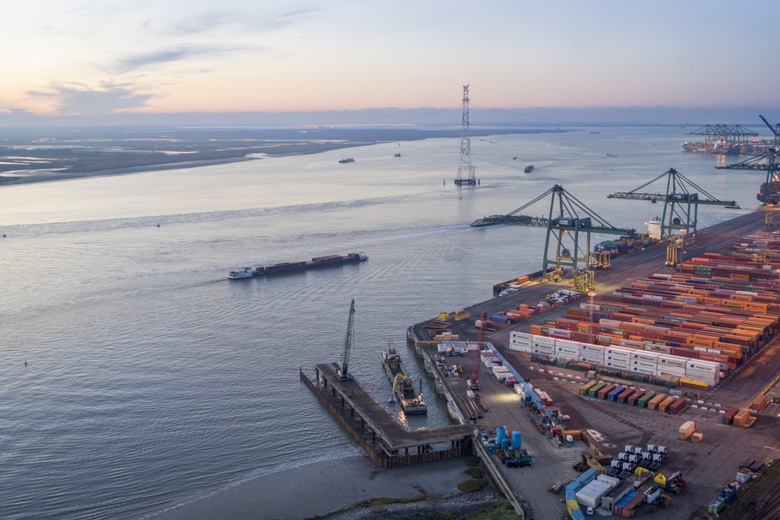 Un quai pour barges temporaire à l'Europa Terminal pour garantir un service fluide pendant les travaux