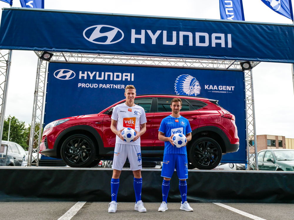 Thomas Kaminski en Brecht Dejaegere poseren graag bij de nagelnieuwe Hyundai Tucson N-Line
