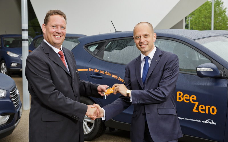 Key handover
l: Thomas A. Schmid (Chief Operating Officer, Hyundai Motor Europe)
r: Dr. Christian Bruch (Member of Executive Board of Linde AG)