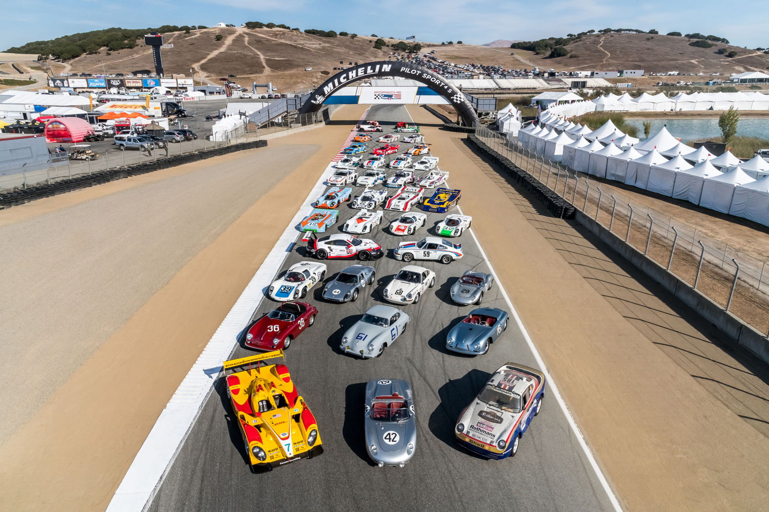 La sexta edición de Porsche Rennsport Reunion, realizada desde el jueves hasta ayer domingo en Laguna Seca (California, EE.UU.) dejó extasiados a más de 60.000 seguidores de la marca. A la cita asistieron entusiastas de las carreras de vehículos legendarios e inolvidables pilotos de las últimas cinco décadas. Alrededor de 2.500 vehículos, desde el 356 Speedster al RS Spyder, pasando por el 959 Dakar o el 919 Hybrid, entusiasmaron a los visitantes con sus vueltas rápidas en siete diferentes categorías. El tema de esta sexta edición de Porsche Rennsport Reunion fue ‘Champions’ (‘Campeones’). El fabricante de autos deportivos de Stuttgart, con más de 30.000 carreras ganadas, es de lejos la marca más exitosa en el mundo de la competición.