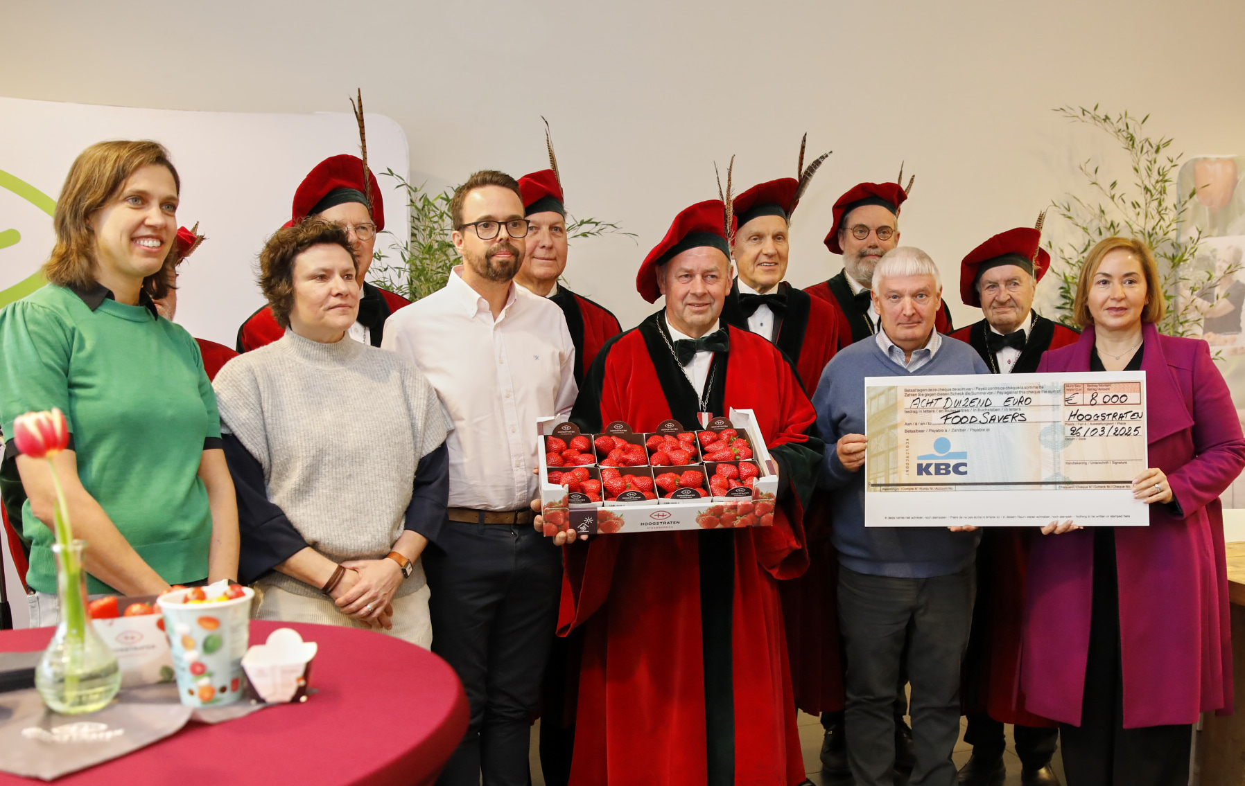 Liesbet Mesdom, Annick Mievis, Olivier D'Haenens (Colruyt Group) avec les Compagnons de la Fraise et Nabila Ait Daoud (échevin Anvers - Foodsavers)