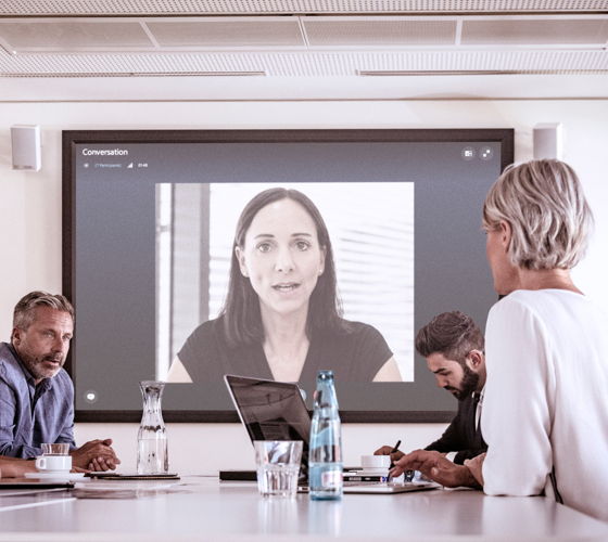Das TeamConnect Ceiling 2 ermöglicht Besprechungen mit hoher Sprachverständlichkeit bei gleichzeitiger Einhaltung der Abstandsregelung der Teilnehmenden.