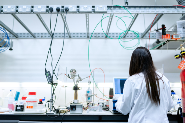 Rompiendo las barreras en los laboratorios: el rol de las mujeres en la ciencia y la tecnología  