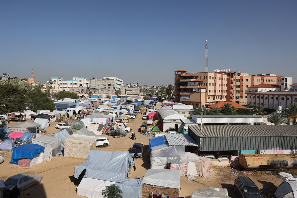 Des centaines de personnes campent dans des abris temporaires à côté de l'hôpital Nasser dans le sud de Gaza. 24 novembre 2023. © MSF