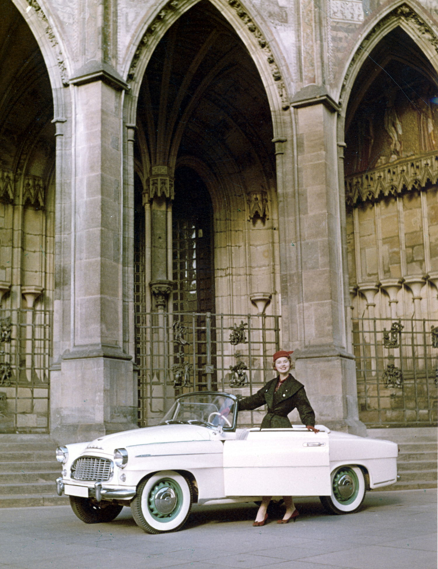 Around two thirds of all ŠKODA 450s produced went to customers abroad. Vilém Heckel’s photograph shows the roadster together with Miss USA 1957, Charlotte Sheffield.