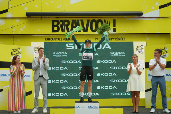 Winnares puntenklassement Lotte Kopecky ontvangt groene trofee van Škoda Design tijdens de Tour de France Femmes avec ZWIFT