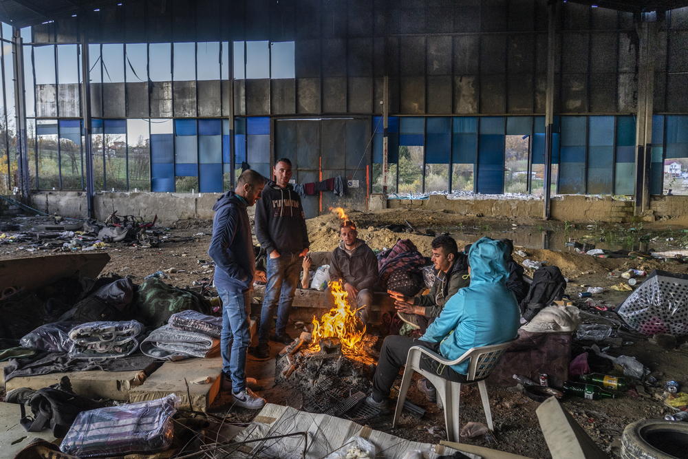 Eén van de verlaten gebouwen in Velika Kladusa waar migranten en asielzoekers buiten de officiële kampen moeten leven  © Anna Pantelia/AZG.