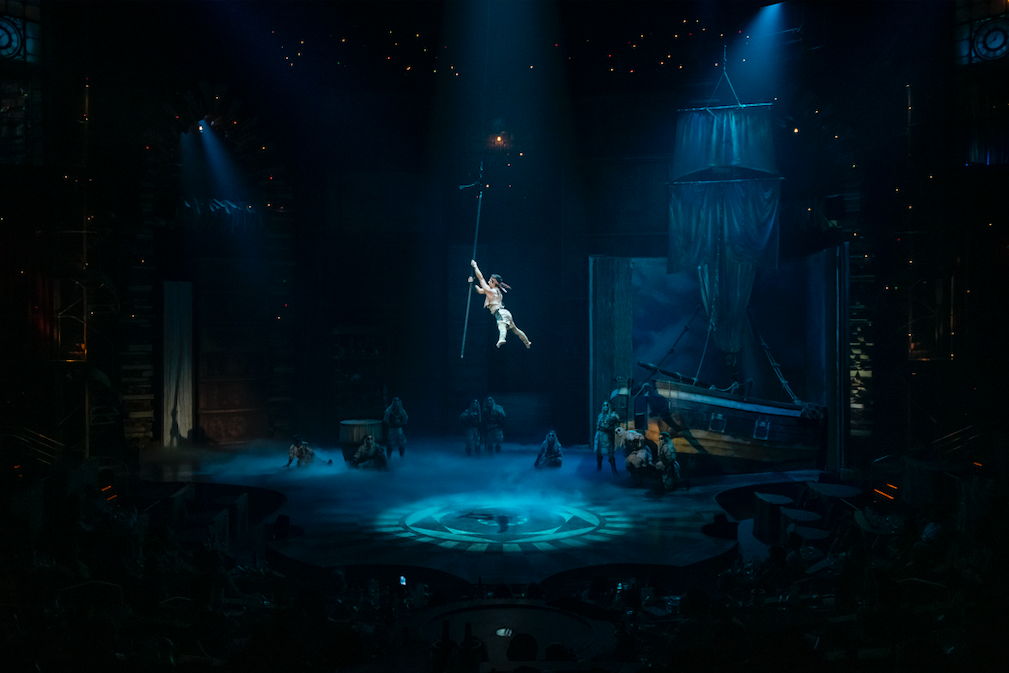 Cirque du Soleil JOYÀ estrena un imperdible acto de flying pole como parte de la celebración de su décima temporada ​