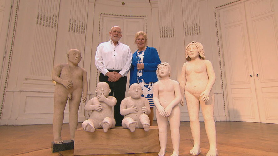 Arlette en René met keramieken beelden