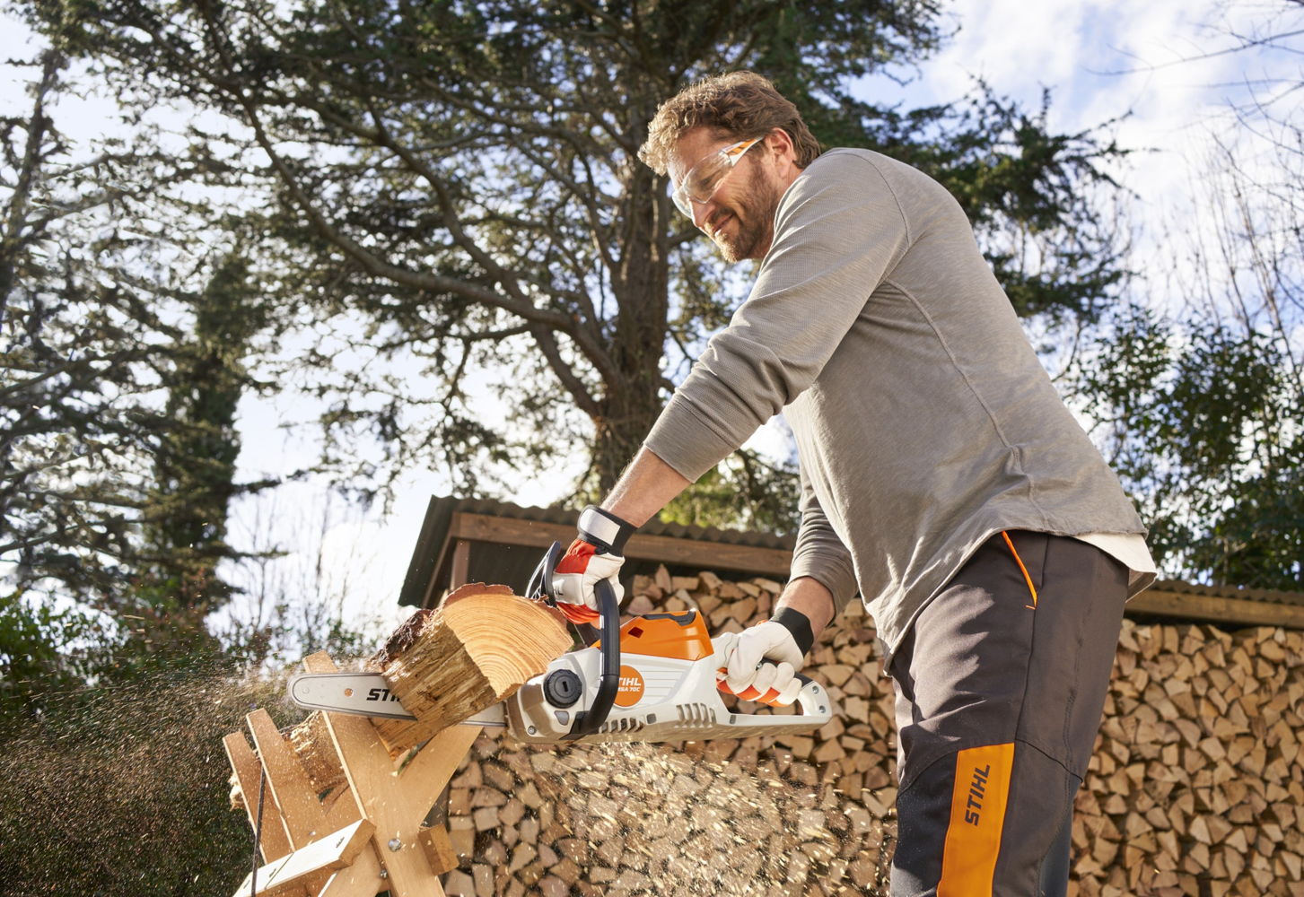 De nieuwe STIHL accukettingzaag MSA 70 C-B is ideaal voor het zagen van haardhout op privéterrein. Ze start met een druk op de knop, versnelt snel en is erg stil. Zo stoor je je buren niet tijdens het werk.