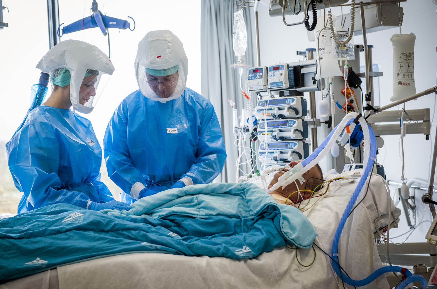 Patiënt met COVID-19 op intensieve zorgen (© UZ Leuven)
