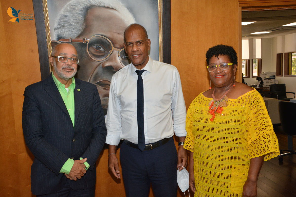 Le Dr. Didacus JULES, Directeur Général de l'Organisation des États de la Caraïbe Orientale (OECO), Serge LETCHIMY, Président du Conseil Exécutif de la Collectivité territoriale de Martinique et Patricia TELLE, Commissaire de la Martinique auprès de l'OECO.
