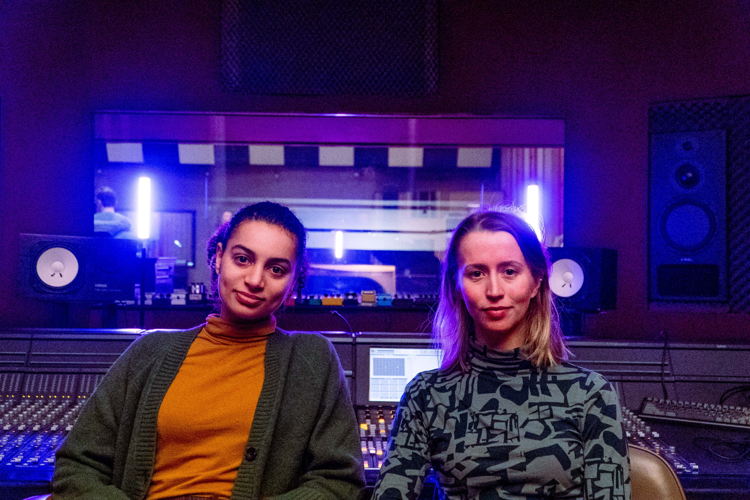 De Twintigers: Adia Vanheerentals en Nina Vanhoenacker – © VRT