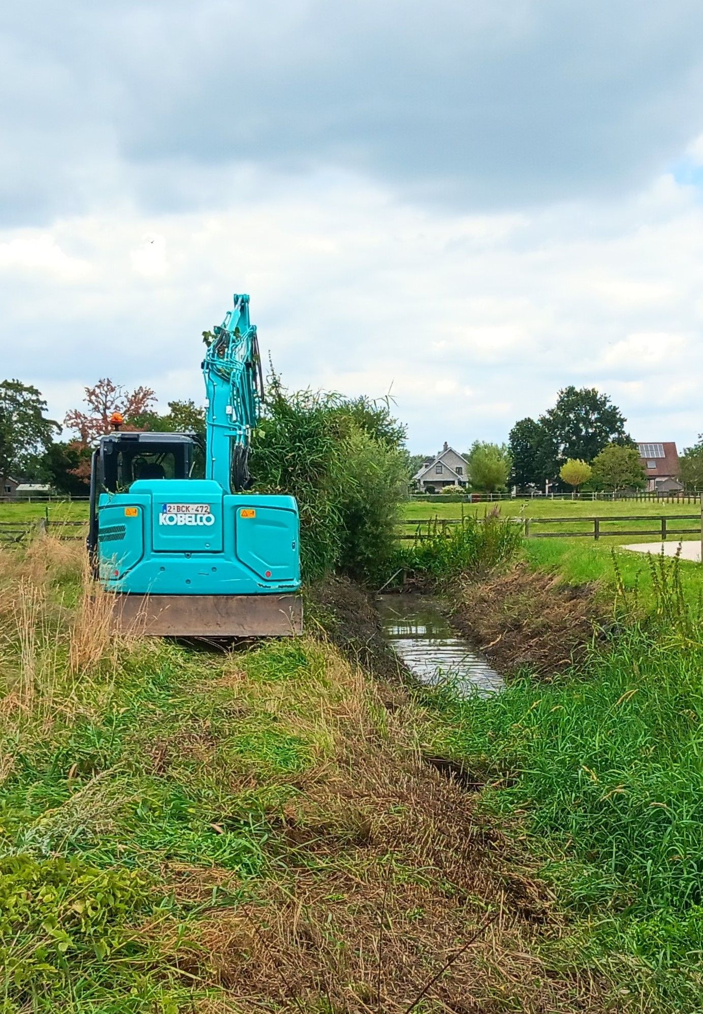 Aan de Birrebeek werd een bodemmaaiing uitgevoerd.